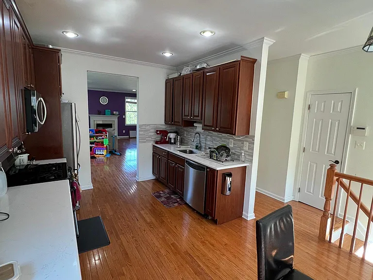 555 Coventry Dr — Photo 10