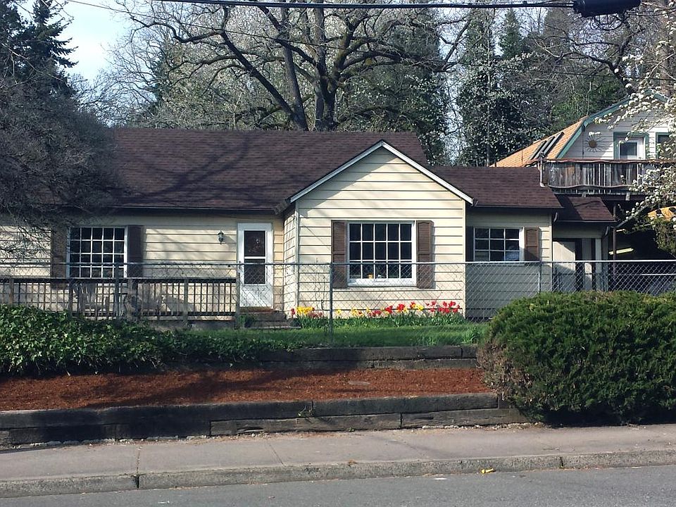 1st image of 407 SW Rock Creek Dr