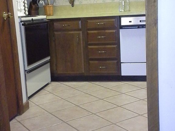 Kitchen, tile floor
