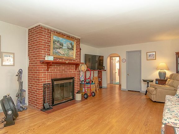3rd image of 465 E Marshall St