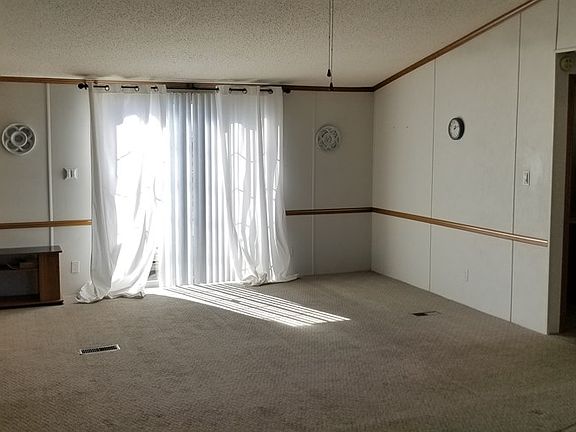 5th image of 33 Shady Acres Dr