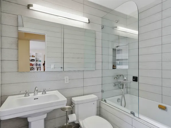 1065 Park Avenue image 7 of 14