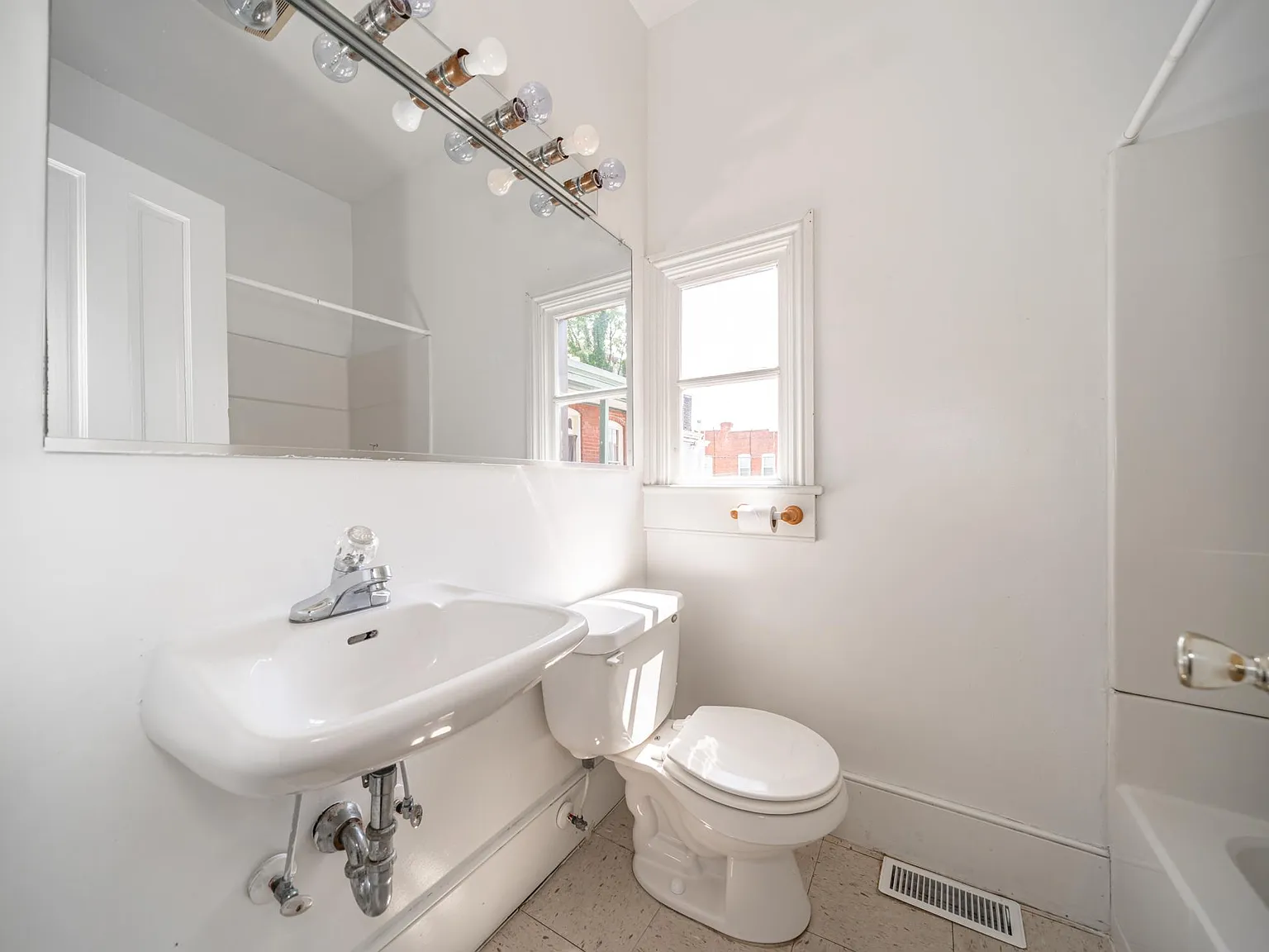 4 bed, 1980 sqft, $650 — Photo 2