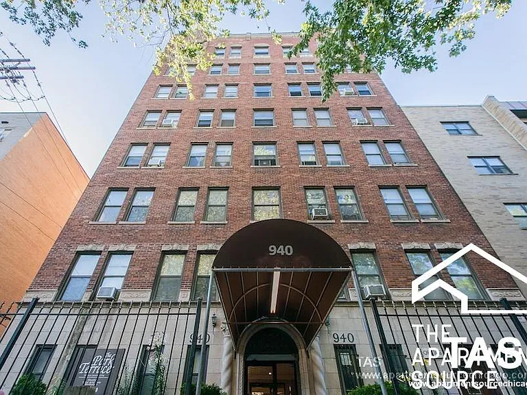 941 W Winona St #111 — Photo 4