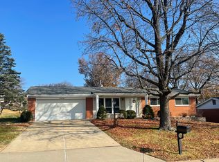 27 Fircrest Ln, Fenton, MO 63026