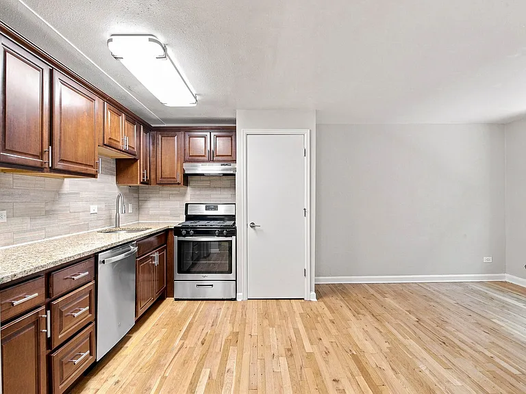 Logan Terrace — Photo 15