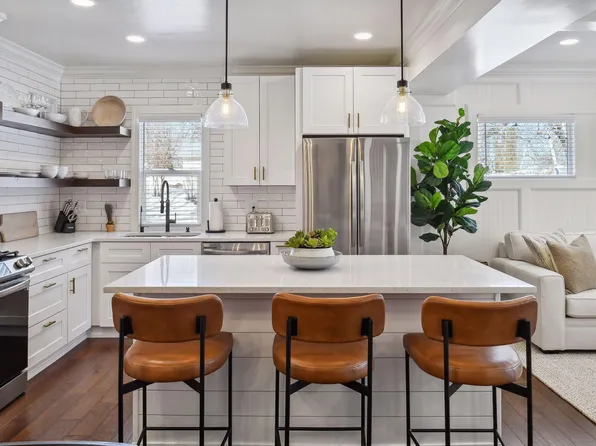 2305 Bayview Pl, Wayzata, MN 55391