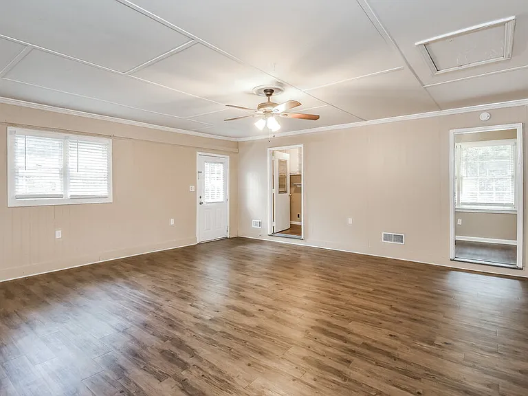 2906 Elizabeth Ln — Photo 8