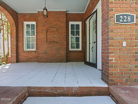 5th image of 228 Clisby Pl