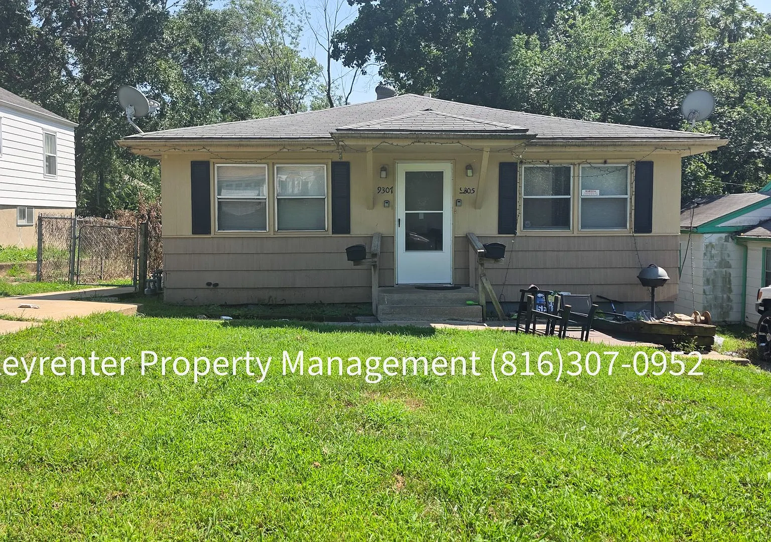 Charming 2-Bedroom Home with Spacious Yard & Off-Street Parking — Photo 1