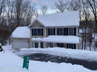 379 Rolling Hills Dr, East Stroudsburg, PA 18302