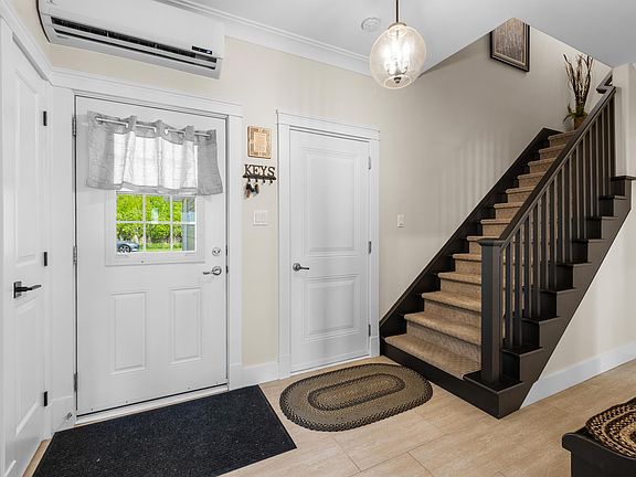 5th image of 394 Mackenzie Dr