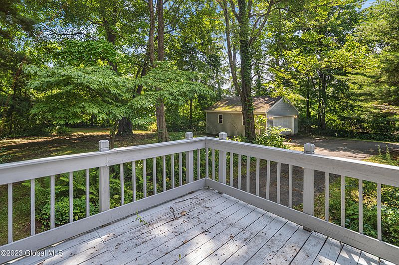 5th image of 20 Leonard Drive