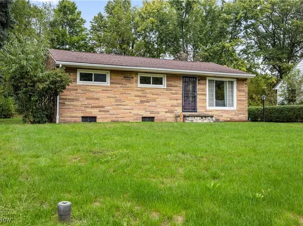 1889 Springfield Lake Blvd, Akron, OH 44312