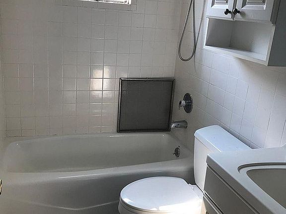 4th image of 420 Broughton Ave #2