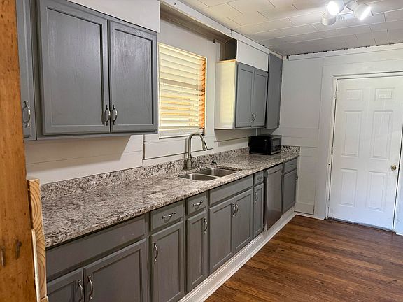 3rd image of 910 Cupit St