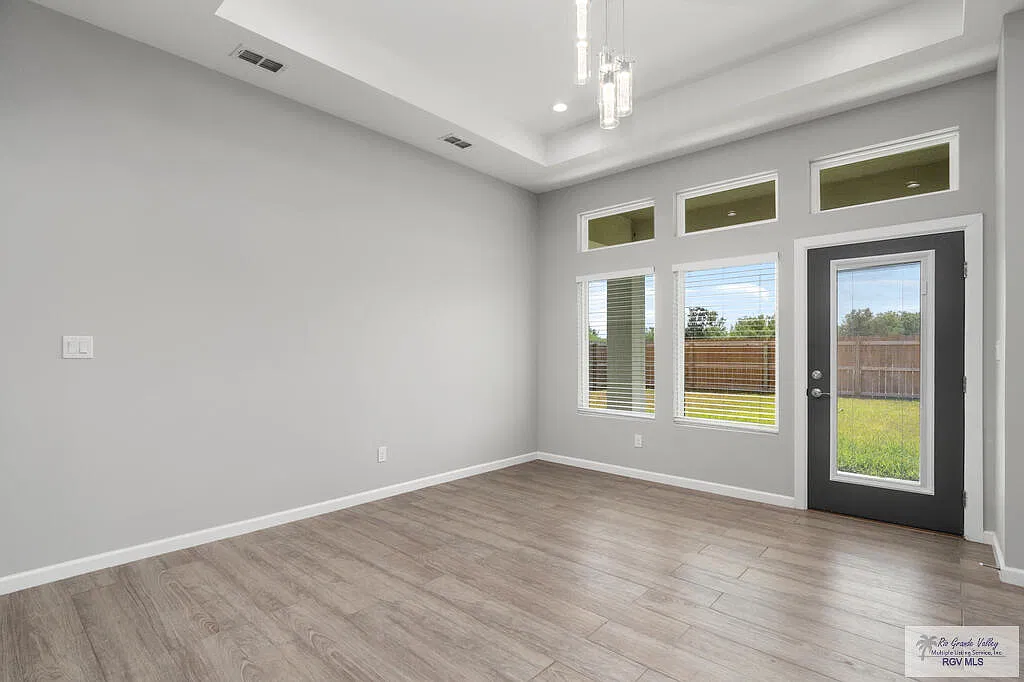 4 bed, 3.0 bath, 2023 sqft, $3,200 — Photo 4