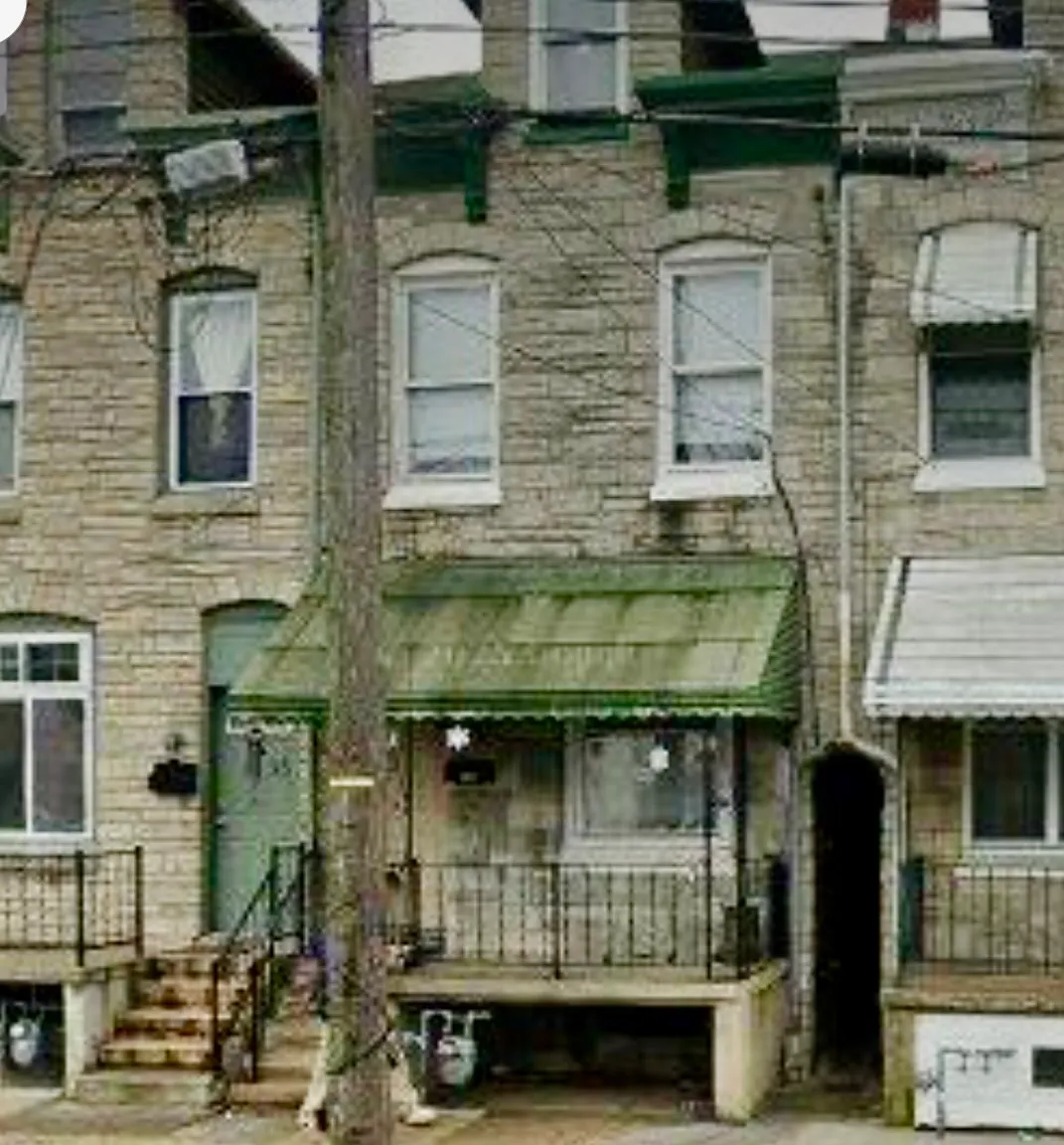 3 bed, 1180 sqft, $1,300 — Photo 2