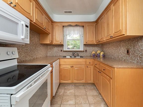 4th image of 1361 Eastwood Ave