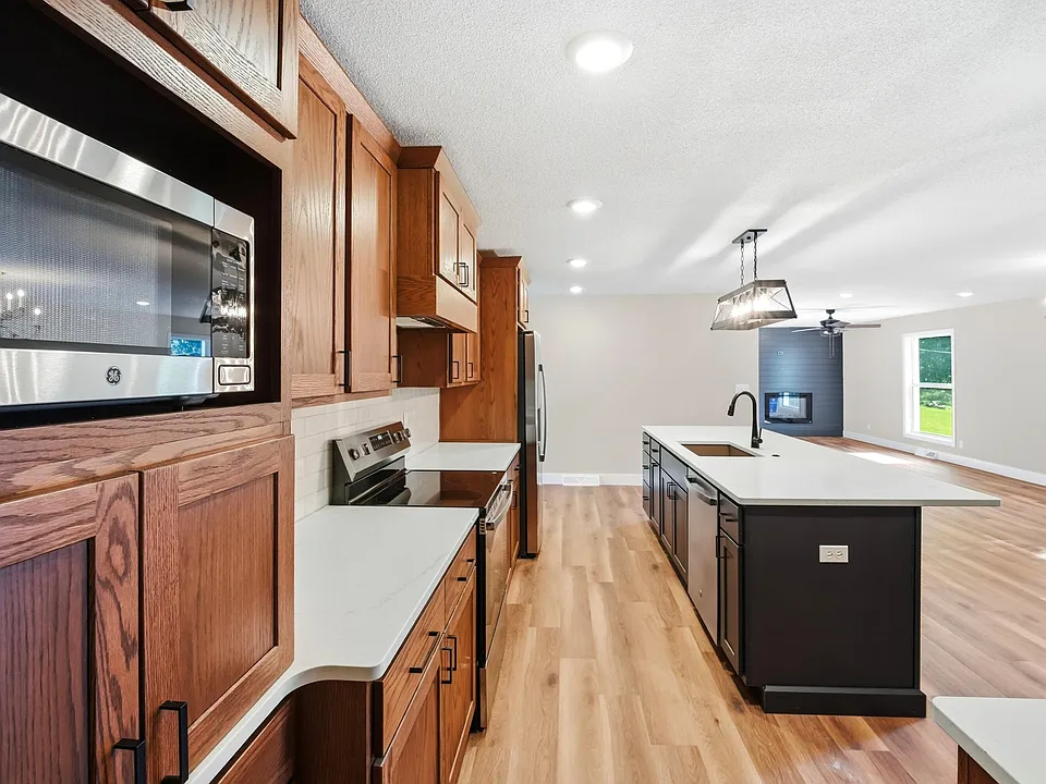 1104 Falcon Dr