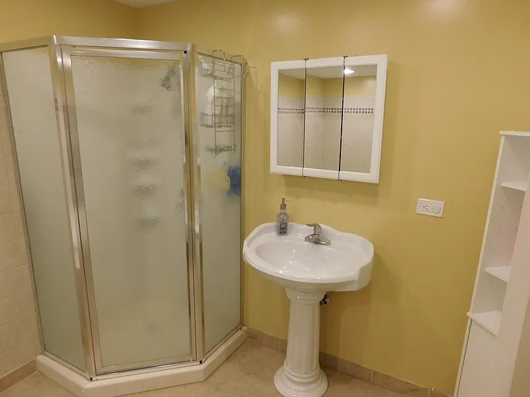Full bath w/ separate shower