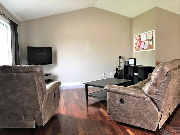 3rd image of 410 Claudia Ave