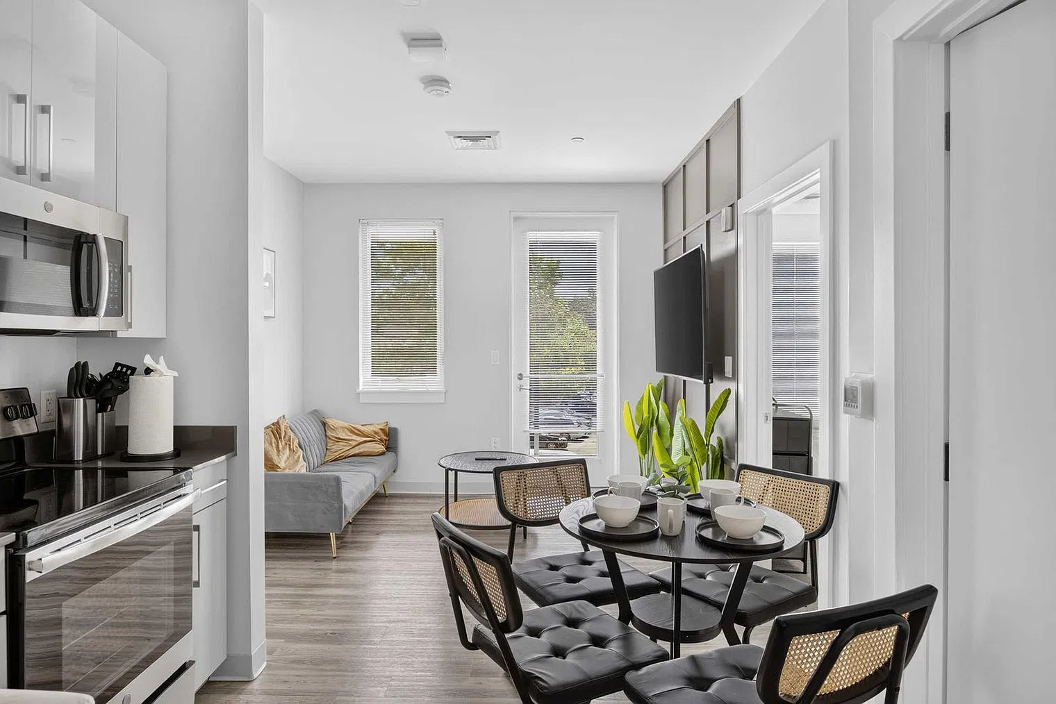 2 bed, 1.0 bath, $5,590 — Photo 3