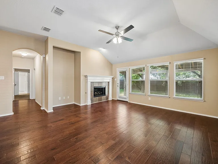 1552 Sleepy Hollow Dr — Photo 13