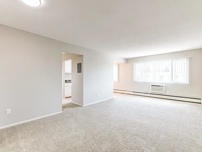 LaBlanche Apartments — Photo 4