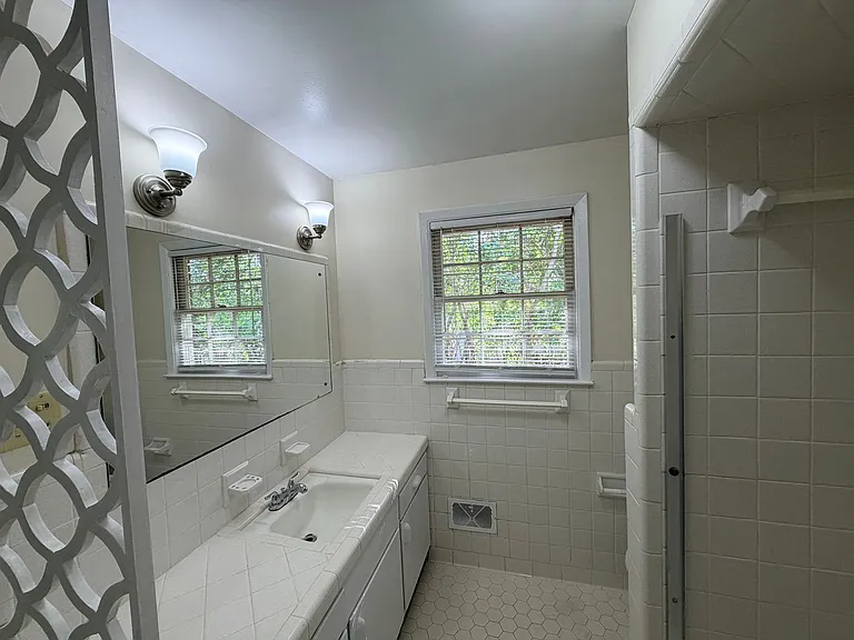 1002 W Alden Ave — Photo 15