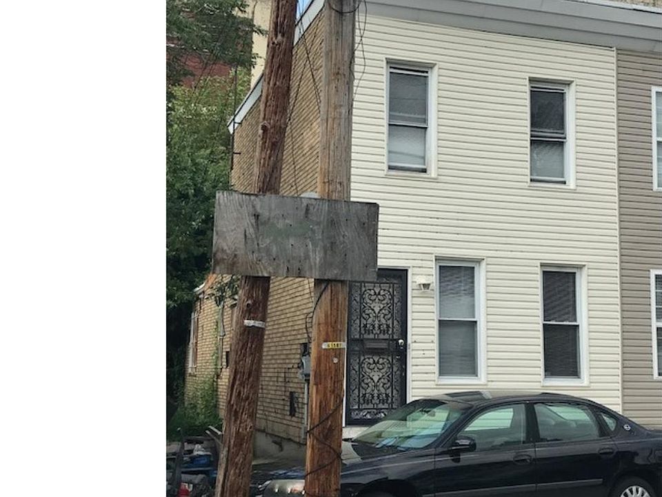 2nd image of 913 Mechanic St