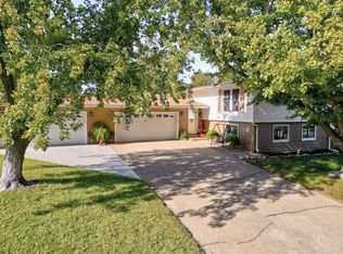 1 Deveron Rd, Winfield, KS 67156