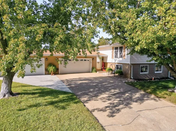 1 Deveron Rd, Winfield, KS 67156