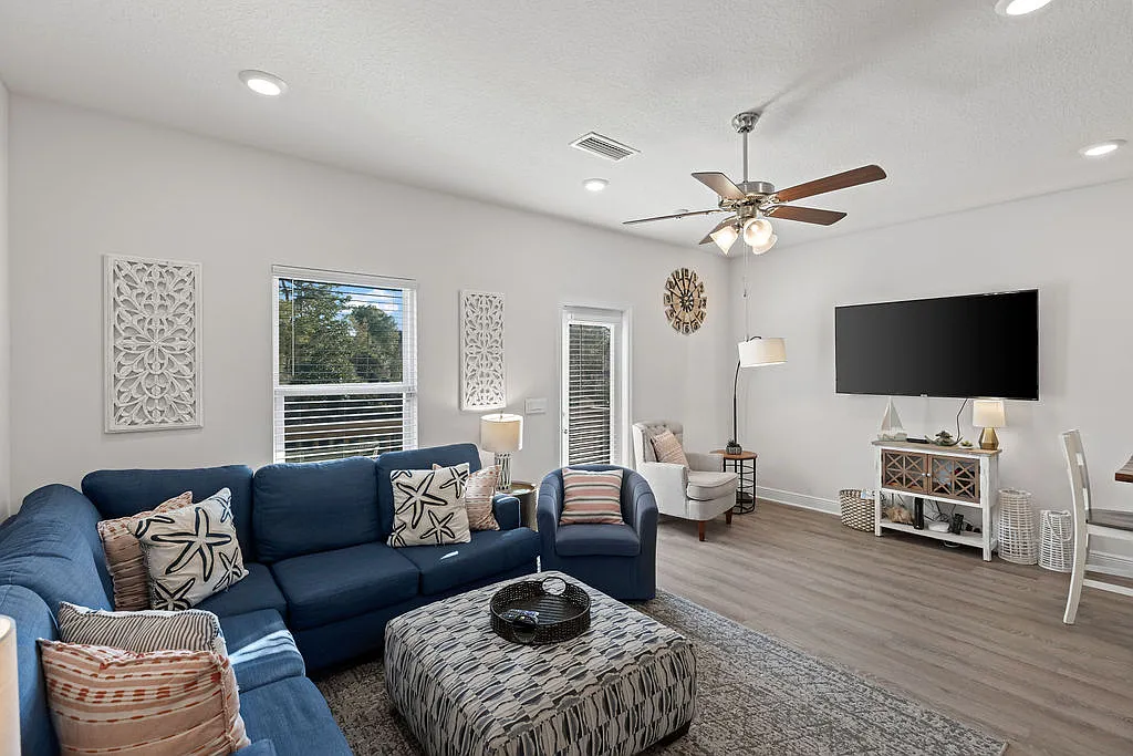 3 bed, 2.5 bath, 1696 sqft, $2,295 — Photo 3