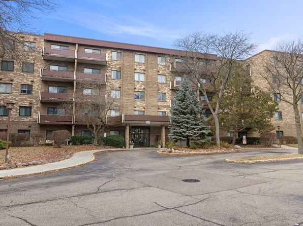 700 Wellington Ave Unit 110, Elk Grove Village, IL 60007