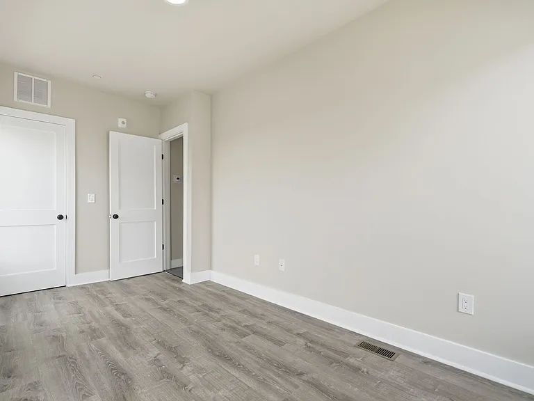 727 16th St NE — Photo 10