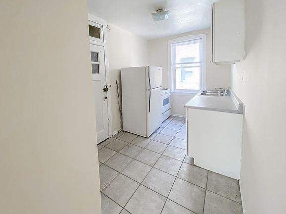 2nd image of 5036 1/2 N Wolcott Ave #3