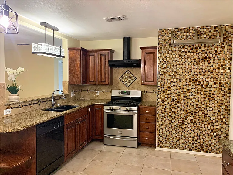 4905 Richmond Ave — Photo 5