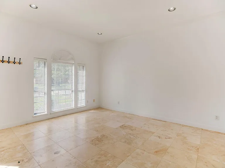 301 Winding Oak Ln S — Photo 12