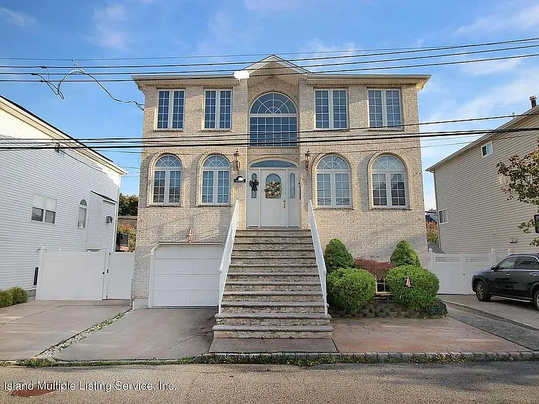 Bayview Ln — Photo 1