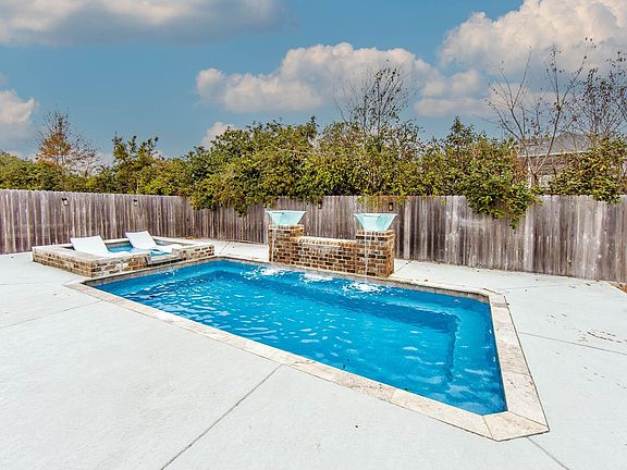 3rd image of 389 Tulip Dr
