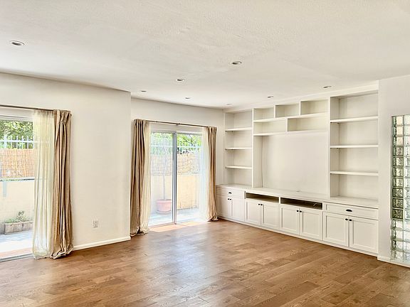 Built in book shelves/entertainment center