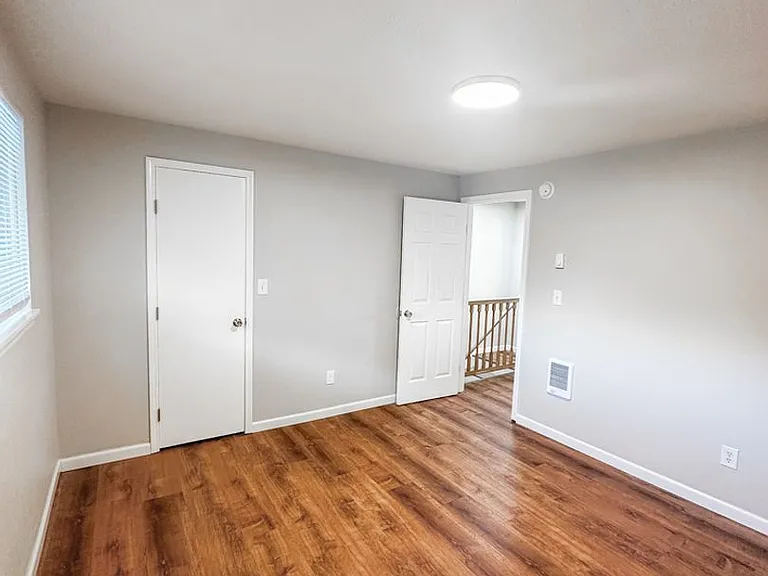 Catalina Apartments — Photo 24