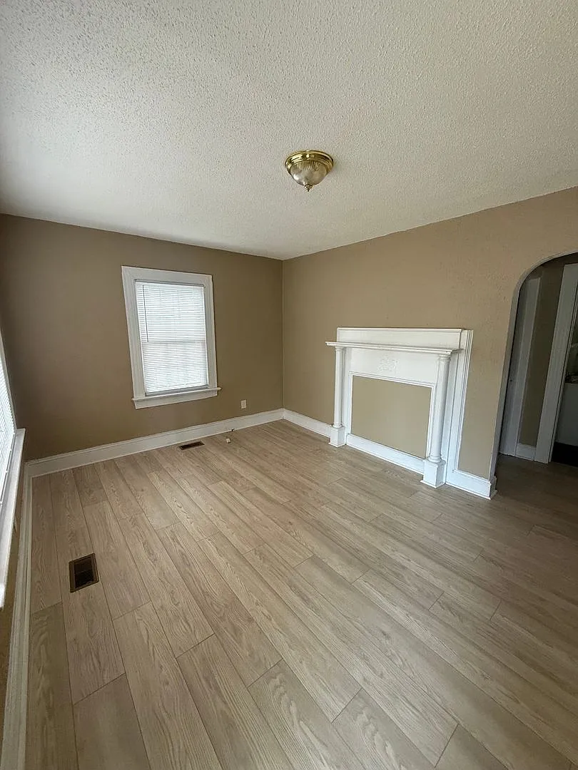 2 Bedroom, 1 Bath House - Available Now — Photo 2