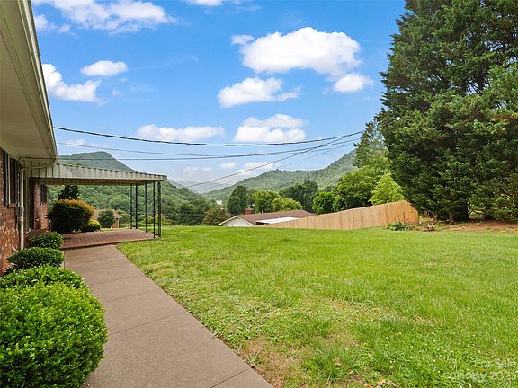 2nd image of 428 Ivy Hill Dr