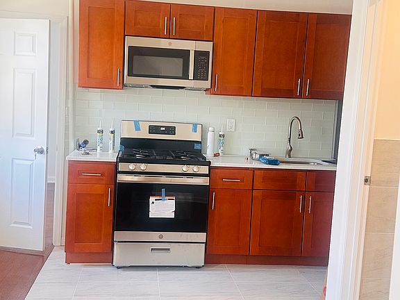 2nd image of 1233 Glenmore Ave Floor 1