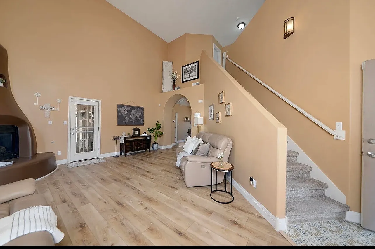 4 bed, 2.5 bath, 1878 sqft, $2,300 — Photo 2