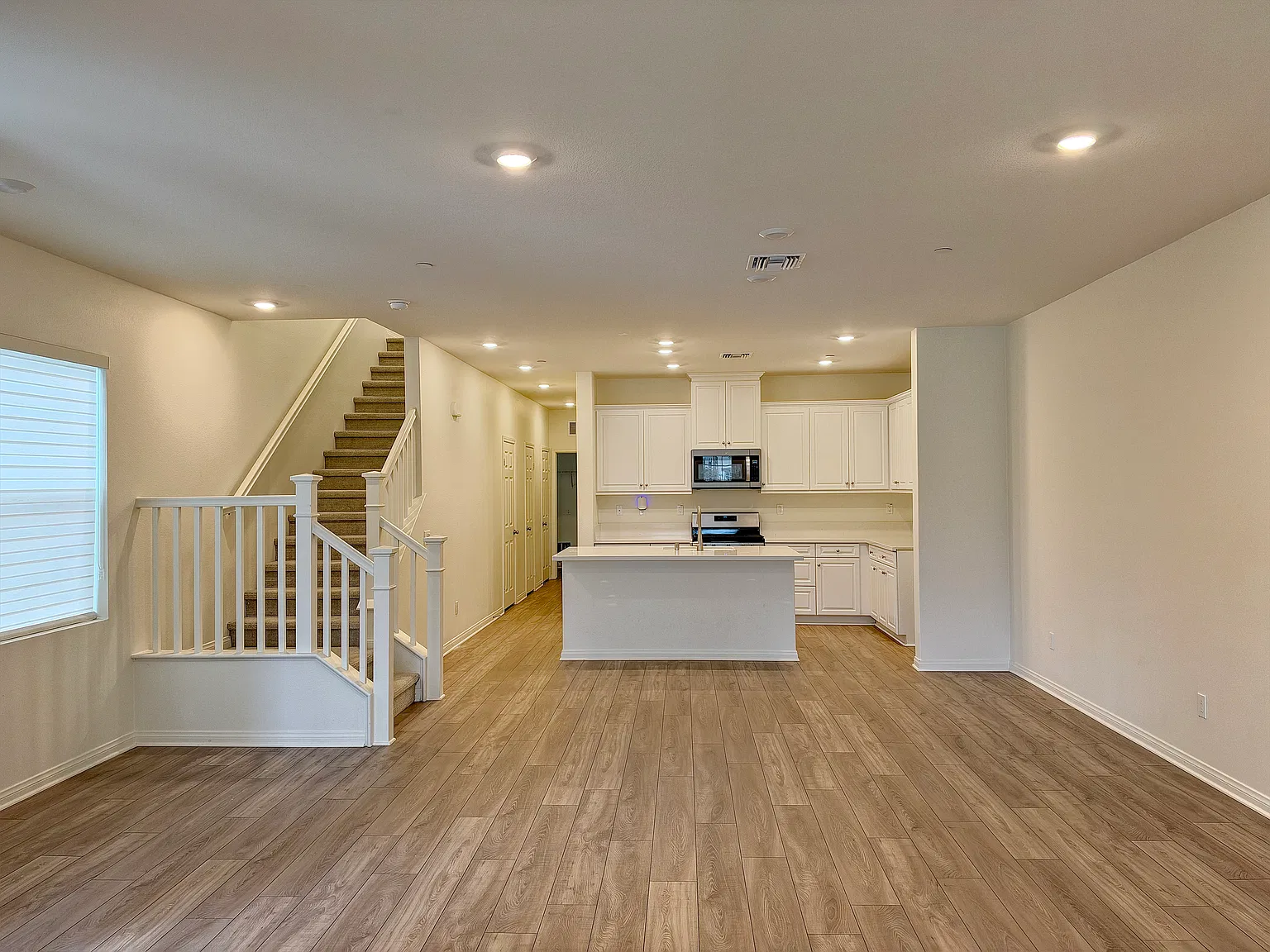 3 bed, 2111 sqft, $3,300 — Photo 2