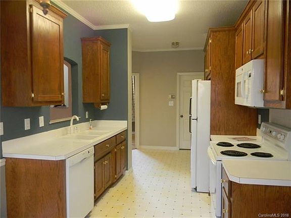 5th image of 122 Woodbend Dr