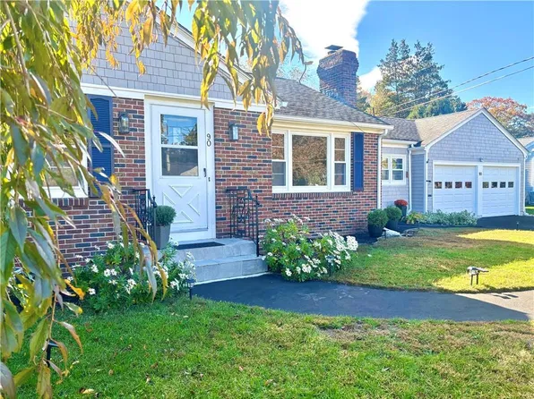 90 Pocahontas Dr, Warwick, RI 02888